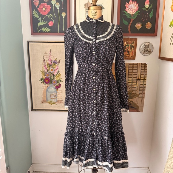 Gunne Sax Dresses & Skirts - Gunne Sax Blue and White Floral Long Sleeve Midi Prairie Dress